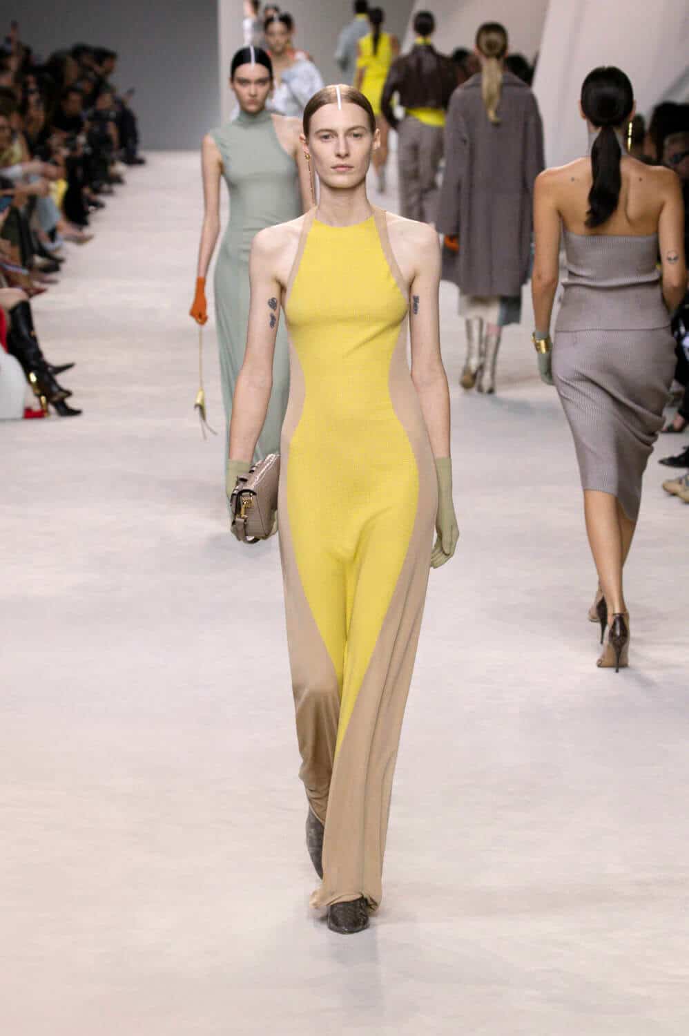 24SS【FENDI】ドレス ライトブルーコットン シルク ハイネック Fendi: Ready-To-Wear SS24 - 10 Magazine
